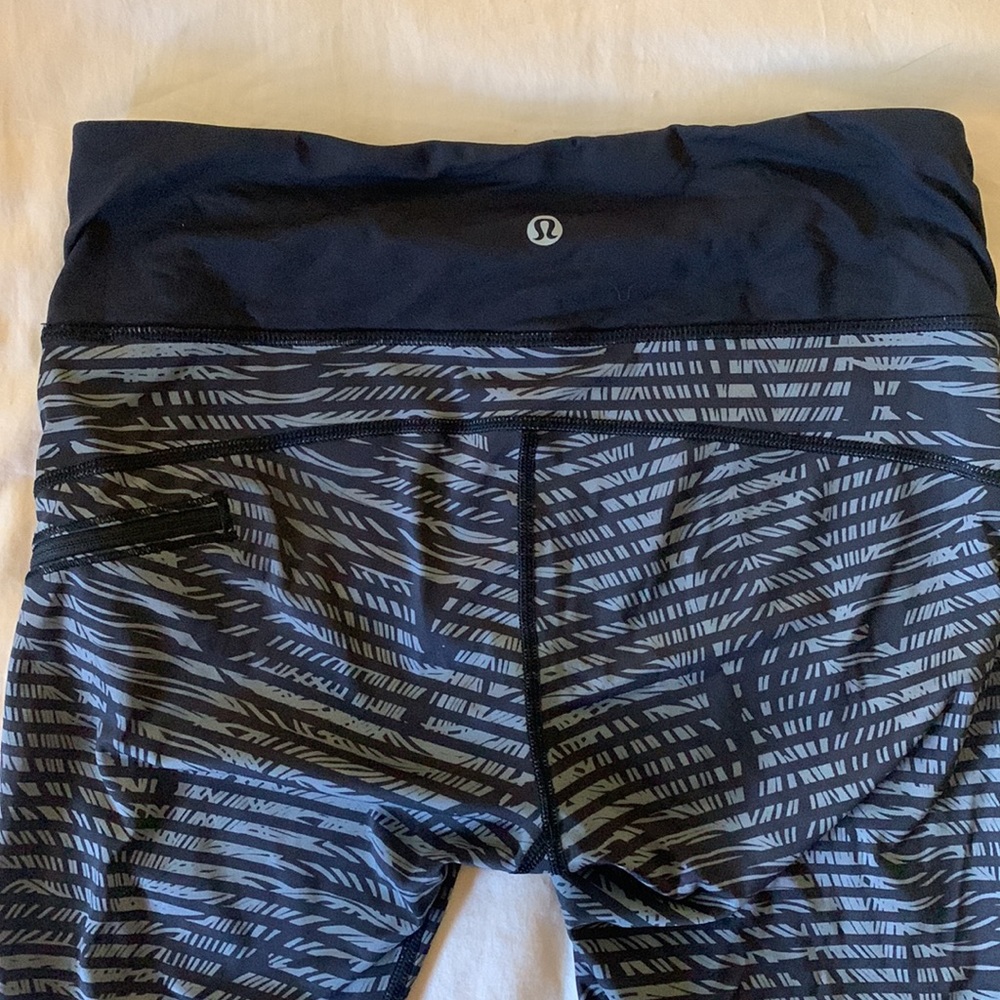 Striped Leaf Pattern Lululemon Capri Leggings Euc - image 8